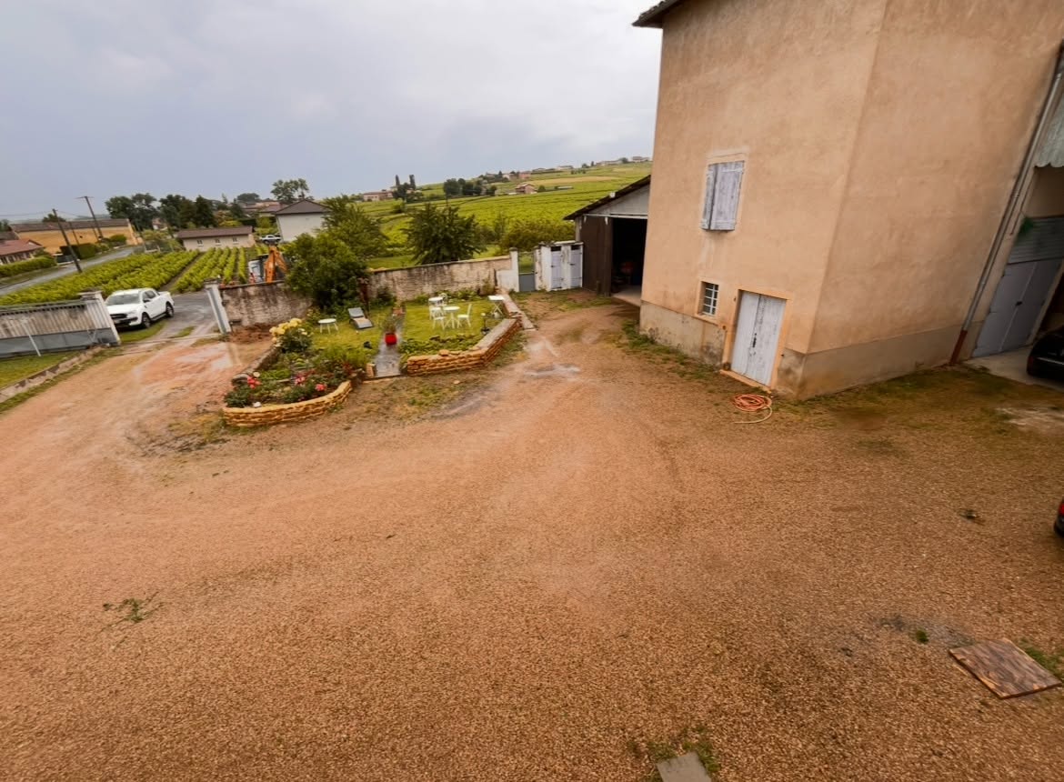 cour en enrobé à Blacé