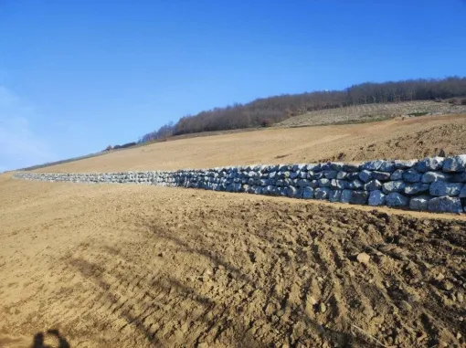 Création d’un mur de soutènement en pierre bleue et de chemins pour faciliter les méthodes de travail dans les vignes à Odenas dans le beaujolais., Saint-Georges-de-Reneins, MUTIN TP