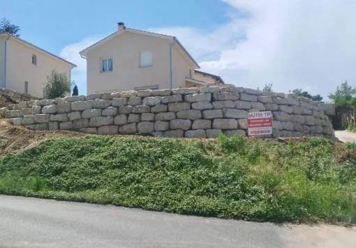 Création d'un mur de soutènement en pierres d'enrochement à Misérieux dans l'Ain, Saint-Georges-de-Reneins, MUTIN TP