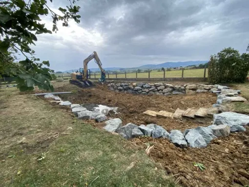 Curage d'une mare et renforcement des parois en pierres d'enrochement à Cogny dans le Rhône (69), Saint-Georges-de-Reneins, MUTIN TP