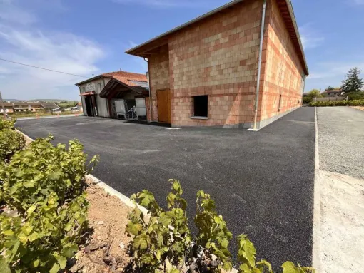 Mise en œuvre d'un enrobé et nivellement des abords en concassé au Domaine du Père Benoit à Saint Lager (69), Saint-Georges-de-Reneins, MUTIN TP