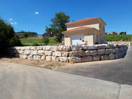 Mise en place d'un enrochement pour retenue de terre dans le beaujolais, Saint-Georges-de-Reneins, MUTIN TP