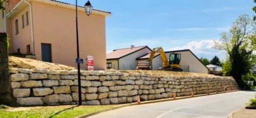 Réalisation d'un mur de soutènement en enrochement dans l'Ouest Lyonnais à Sathonay, Saint-Georges-de-Reneins, MUTIN TP