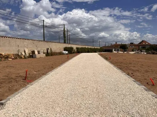 Réfection d'un chemin d’accès en concassé blanc et pose de pavés en délimitation à Saint Etienne la Varenne au cœur du Beaujolais, Saint-Georges-de-Reneins, MUTIN TP