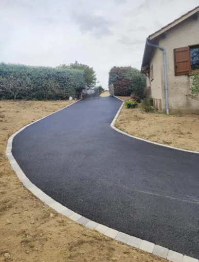 Réfection d'un chemin d'accès en enrobé avec pose de pavés en délimitation à Chiroubles dans le Beaujolais, Saint-Georges-de-Reneins, MUTIN TP