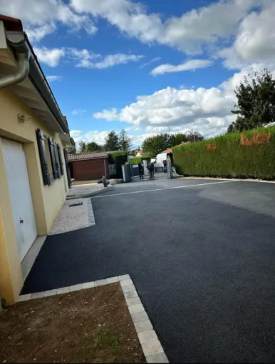 Réfection d'une cour en enrobé avec une rive en pavés à Neuville les Dames entre Dombes et Bresse, Saint-Georges-de-Reneins, MUTIN TP