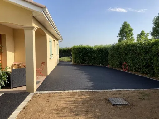 Réfection d’une cour en enrobé à Belleville-en-Beaujolais (69 - Rhône), Saint-Georges-de-Reneins, MUTIN TP