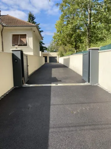 Réfection d’une cour et d’une entrée de maison en enrobé à Limonest dans le Rhône, Saint-Georges-de-Reneins, MUTIN TP