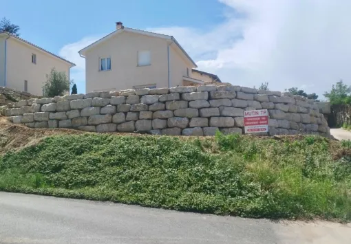 Mur de soutènement en pierres d'enrochement à Misérieux, Saint-Georges-de-Reneins, MUTIN TP