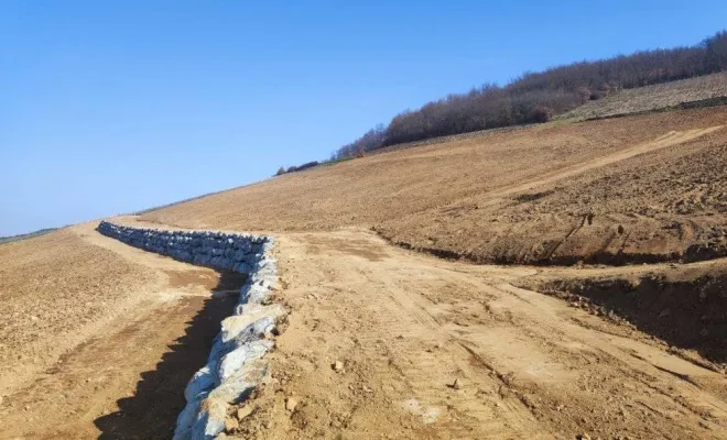 Création d’un mur de soutènement en pierre bleue et de chemins pour faciliter les méthodes de travail dans les vignes à Odenas dans le beaujolais., Saint-Georges-de-Reneins, MUTIN TP
