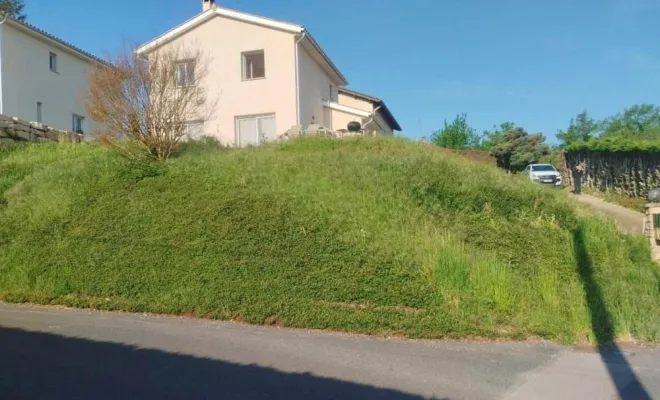 Création d'un mur de soutènement en pierres d'enrochement à Misérieux dans l'Ain, Saint-Georges-de-Reneins, MUTIN TP