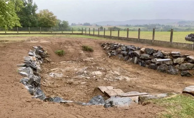 Curage d'une mare et renforcement des parois en pierres d'enrochement à Cogny dans le Rhône (69), Saint-Georges-de-Reneins, MUTIN TP