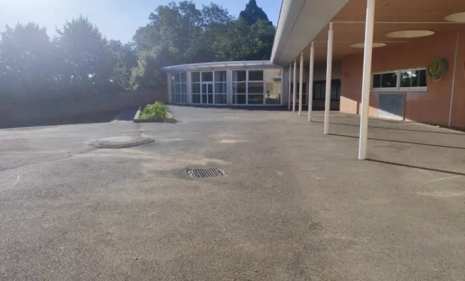 Les enrobés drainants : Réfection d'une cour d'école dans le Beaujolais (Rhône, 69) pour plus de sécurité et de gaieté, Saint-Georges-de-Reneins, MUTIN TP