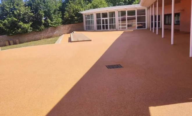 Les enrobés drainants : Réfection d'une cour d'école dans le Beaujolais (Rhône, 69) pour plus de sécurité et de gaieté, Saint-Georges-de-Reneins, MUTIN TP