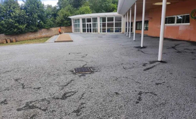 Les enrobés drainants : Réfection d'une cour d'école dans le Beaujolais (Rhône, 69) pour plus de sécurité et de gaieté, Saint-Georges-de-Reneins, MUTIN TP