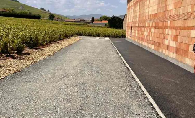 Mise en œuvre d'un enrobé et nivellement des abords en concassé au Domaine du Père Benoit à Saint Lager (69), Saint-Georges-de-Reneins, MUTIN TP