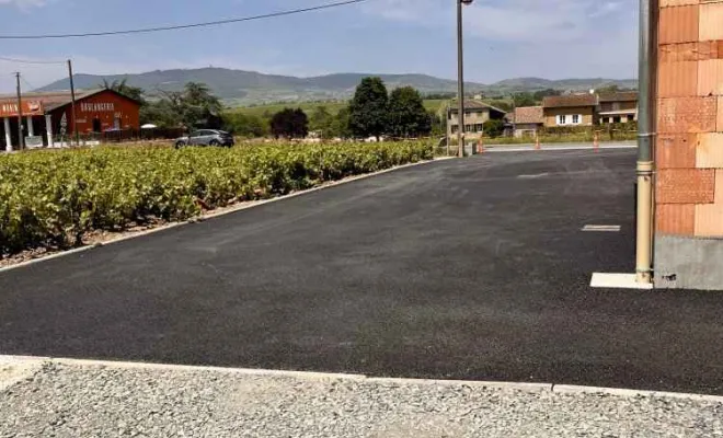 Mise en œuvre d'un enrobé et nivellement des abords en concassé au Domaine du Père Benoit à Saint Lager (69), Saint-Georges-de-Reneins, MUTIN TP