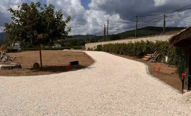 Réfection d'un chemin d’accès en concassé blanc et pose de pavés en délimitation à Saint Etienne la Varenne au cœur du Beaujolais, Saint-Georges-de-Reneins, MUTIN TP