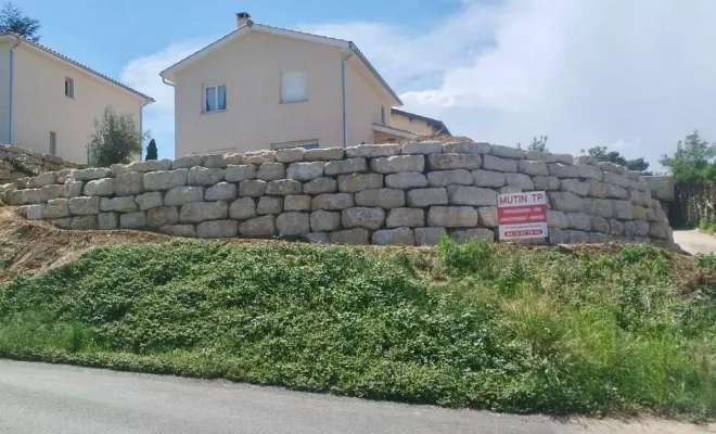 Gros enrochement blanc, Saint-Georges-de-Reneins, MUTIN TP