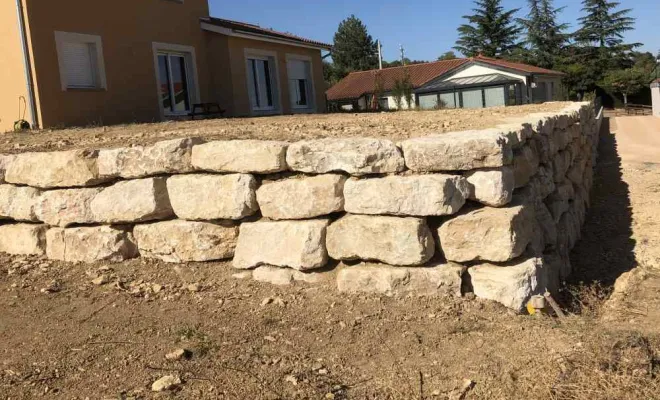 Gros enrochement blanc, Saint-Georges-de-Reneins, MUTIN TP