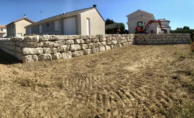 Gros enrochement blanc, Saint-Georges-de-Reneins, MUTIN TP