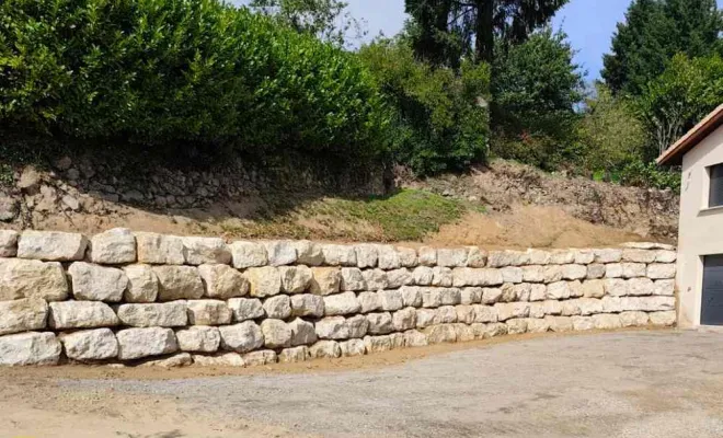 Gros enrochement blanc, Saint-Georges-de-Reneins, MUTIN TP