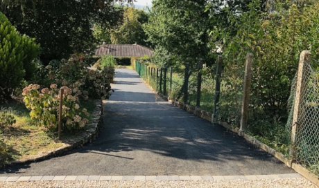 Chemin en enrobé ("goudronnée") et concassé ("graviers") à Guéreins dans l'Ain (01)