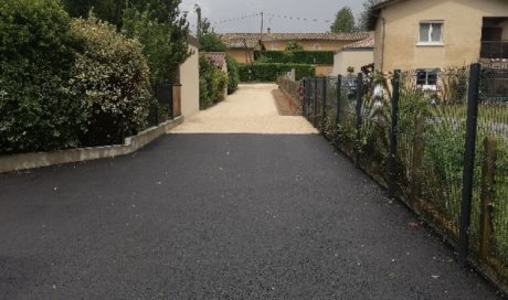 APRES la réfection de la cour et du chemin à Fareins, Ain (01)