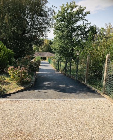 Chemin en enrobé ("goudronnée") et concassé ("graviers") à Guéreins dans l'Ain (01)