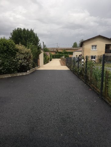 APRES la réfection de la cour et du chemin à Fareins, Ain (01)