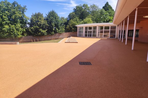 Cour d'école en enrobé coloré drainant dans le beaujolais (69 Rhône)