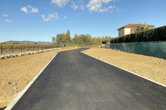 Dans le Beaujolais (69, Rhône), Allée de enrobé délimitée en pavé gris ardoise