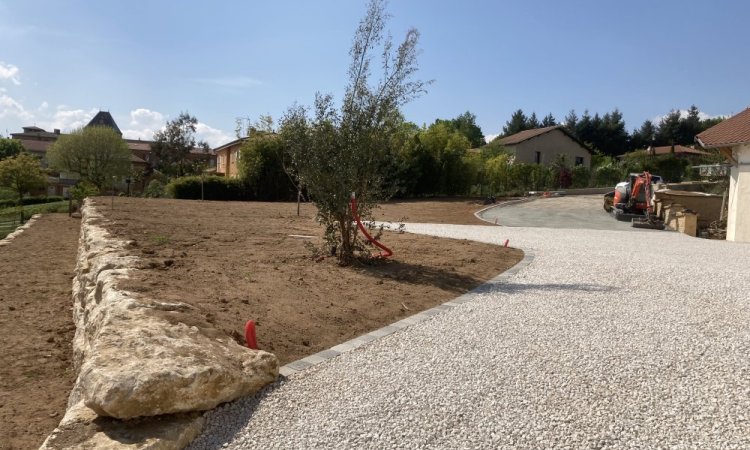 Enrochement et réfection cour en concassé CHARNAY (Rhône) dans le secteur des pierres dorées