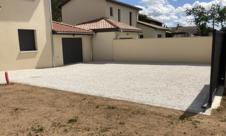 Cour en concassé blanc crème à St Georges de Reneins (69)