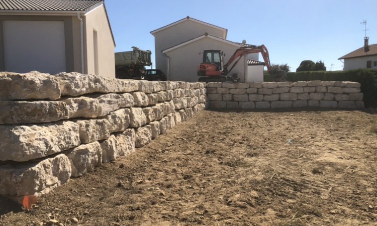 Travaux du mur de soutènement dans l'Ain