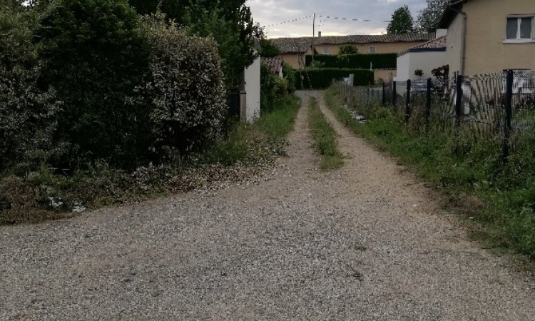 AVANT la réfection de la cour et du chemin à Fareins, Ain (01)