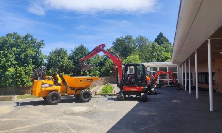 Cour de l'école durant les travaux de décapage 