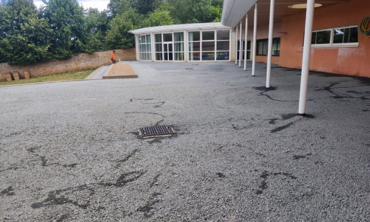 Cour d'école durant les travaux de préparation avant enrobé